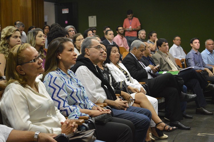 Pais, demais familiares, amigos e servidores durante a apresentação de dissertação de Laís